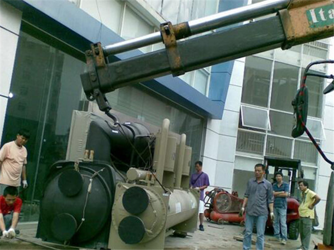 新密市随车吊和汽车吊的核心区别是什么？哪种更省钱？