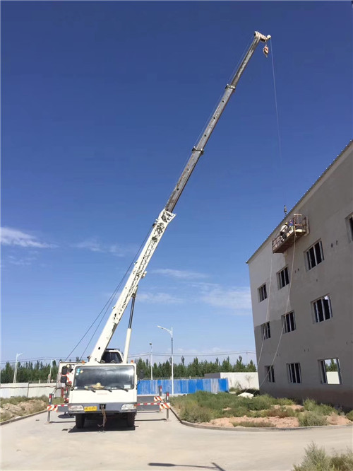 新密市“轻装强干”—— 吊车的 “轻量化臂架” 技术