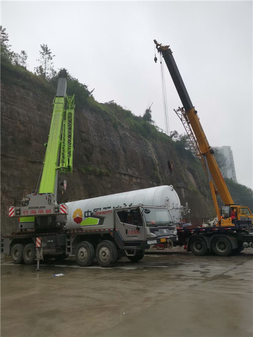 新密市“不怕风雨冻”—— 吊车的 “恶劣环境适应” 技术